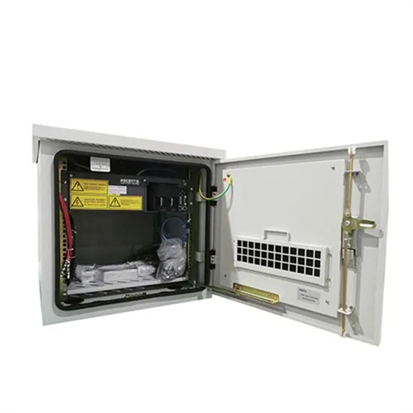 Which parts of a three-level distribution box should be grounded 
